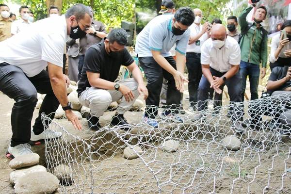 Bobby Letakan Batu Pertama Pembangunan Taman Edukasi Bencana dan Dinding Penahan Bantaran Sungai Deli