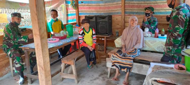 Upaya Edukasi Warga Akan Pentingnya Prokes Oleh Personil Satgas TMMDN Kodim 0306/50 Kota