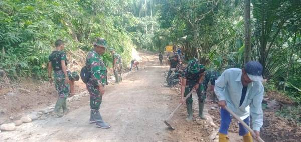 Komandan SSK TMMD Kodim 0204/DS Apresiasi Bantuan Warga di Lokasi