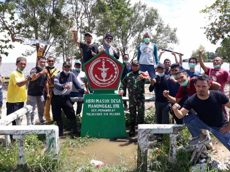 Peduli Terhadap Peninggalan Leluhur, Koramil Perangkat Lakukan Perawatan Tugu ABRI Masuk Desa
