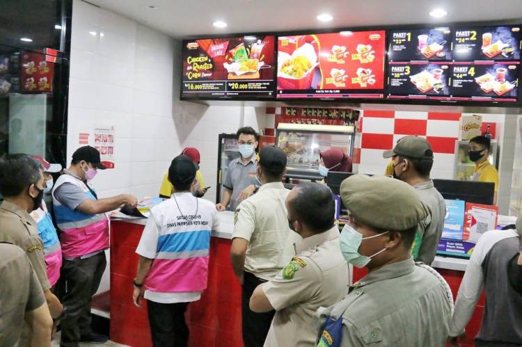 Petugas Bubarkan Pengunjung Restoran & Cafe di Kec. Medan Timur