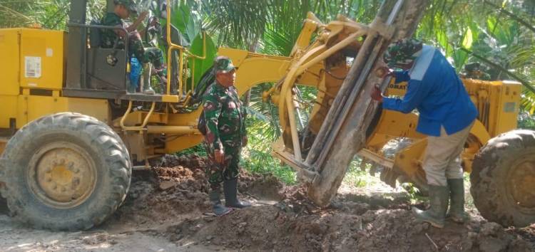 Pacu Pengerasan Badan Jalan, Satgas TMMD Kodim 0204/DS Kerahkan Grader