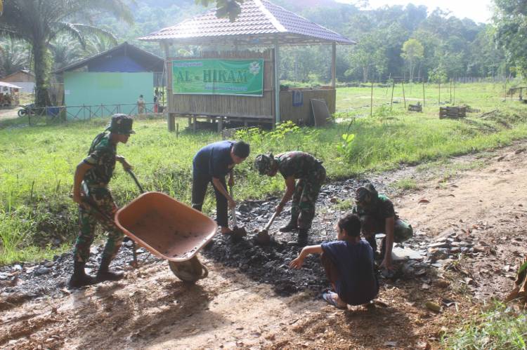 Prajurit TNI Yonif 645 Karya Bakti di Ponpes Quran Hadist Al-Hikam Sambas