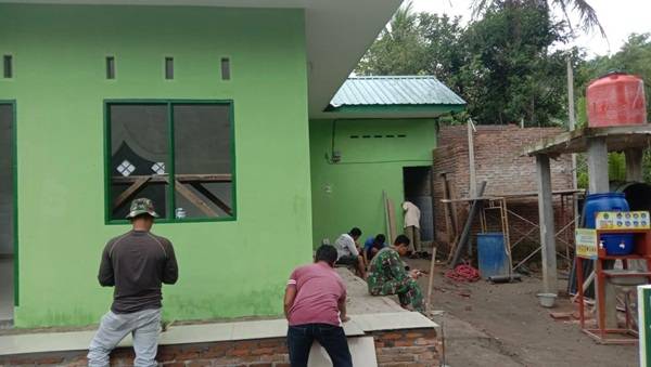 Warga Antusias Ikut Bantu Satgas TMMD Selesaikan Pembuatan Jembatan