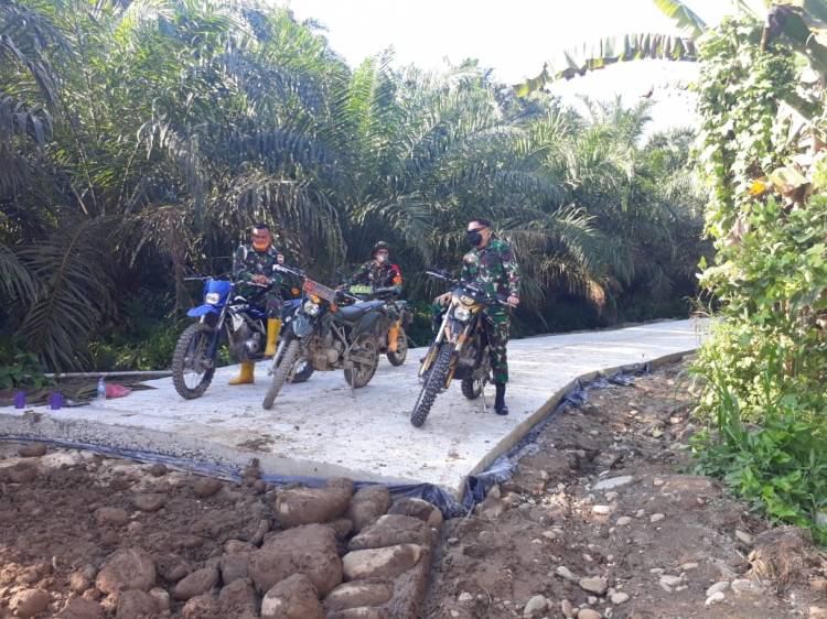 Dandim 0204/DS Tinjau Pembangunan Jalan Cor Beton TMMD Ke-111