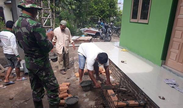 Satgas TMMD Kodim 0204/DS dan Warga Percepat Pemasangan Keramik Teras Al Kahfi Hampir