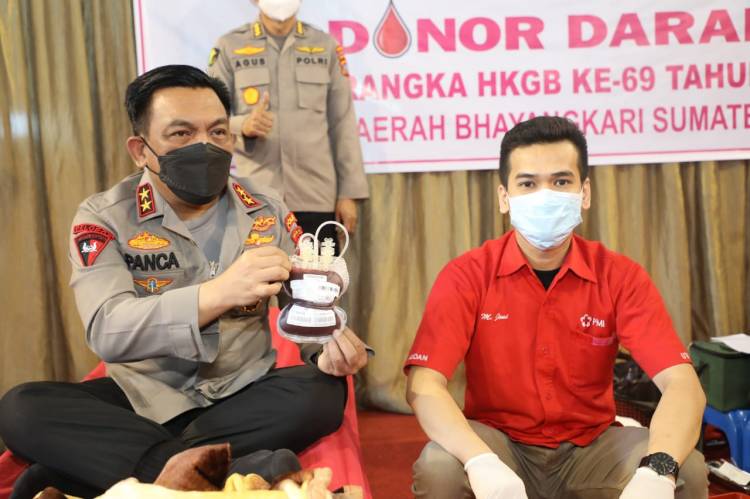 HUT Bhayangkara ke 75, Kapolda Sumut Mendonorkan Darahnya