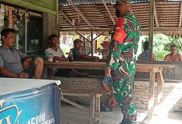 Satgas TMMD Kodim 0204/DS Tak Kendor Edukasikan Warga Pakai Masker