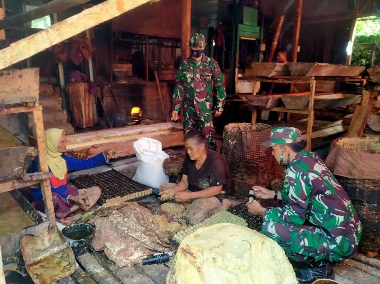 Anggota Satgas TMMD/N Berbagi Cerita Dengan Petani Gambir