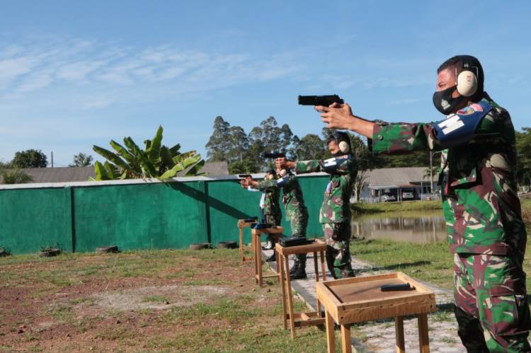 Personel POMAU dan Intel Lanud SIM Latihan Menembak Pistol