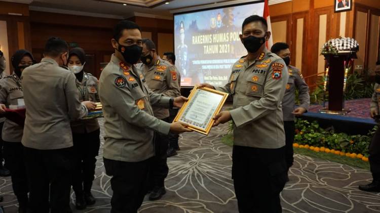 Humas Polda Jatim Raih 2 Kategori Penghargaan dari Div Humas Polri