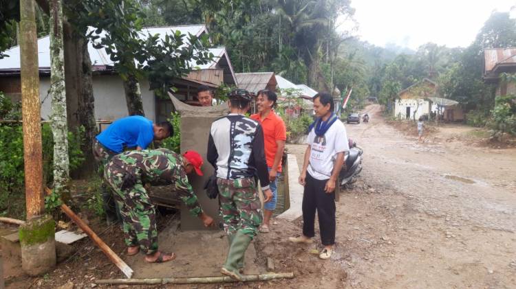 Masyarakat Talang Maur Bantu Anggota Satgas TMMD/N ke 111 dalam Pembuatan Tugu