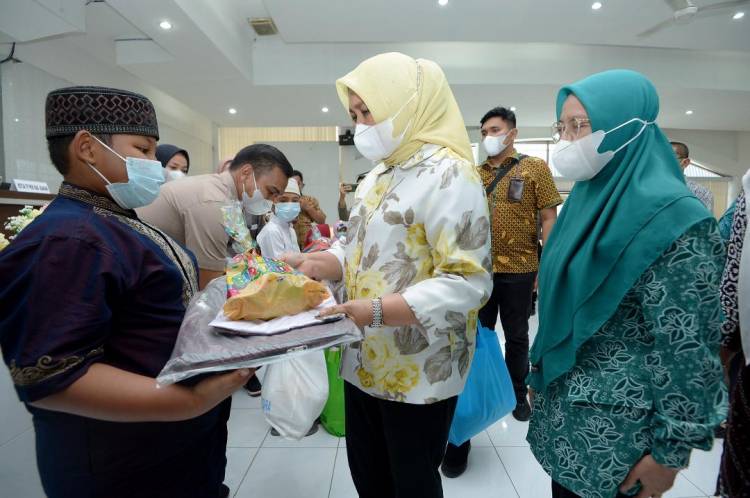 Nawal Beri Paket Bantuan Kepada  Anak Sekolah Dasar dan Panti Asuhan