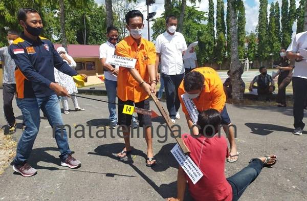 Ibu Korban Pembunuhan Histeris Saksikan Rekontruksi, Desak Dua Pelaku Dihukum Berat