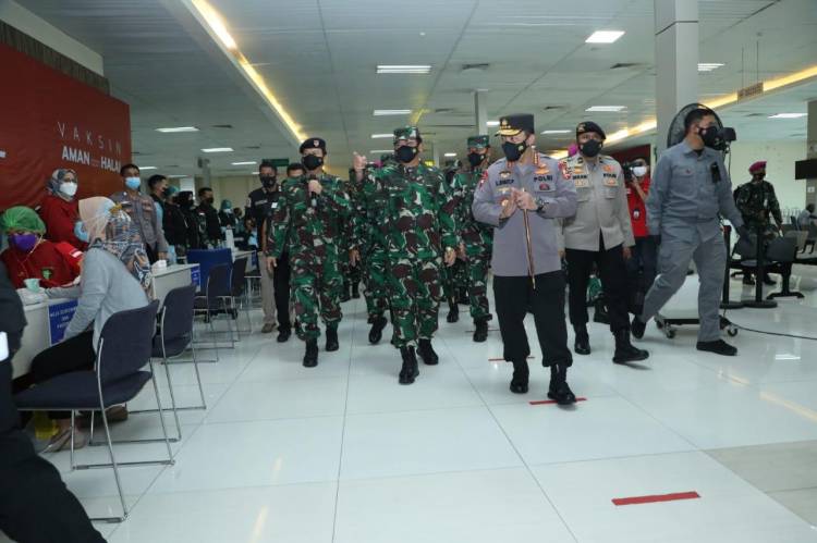 Panglima TNI Bersama Kapolri Pantau Serbuan Vaksinasi di Pelindo II