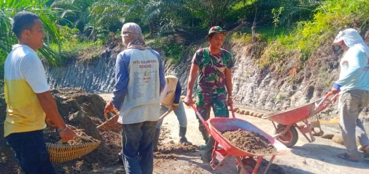 Gunakan Angkong, Warga dan Satgas Kodim 0204/DS Timbun Badan Jalan TMMD untuk Diperkeras