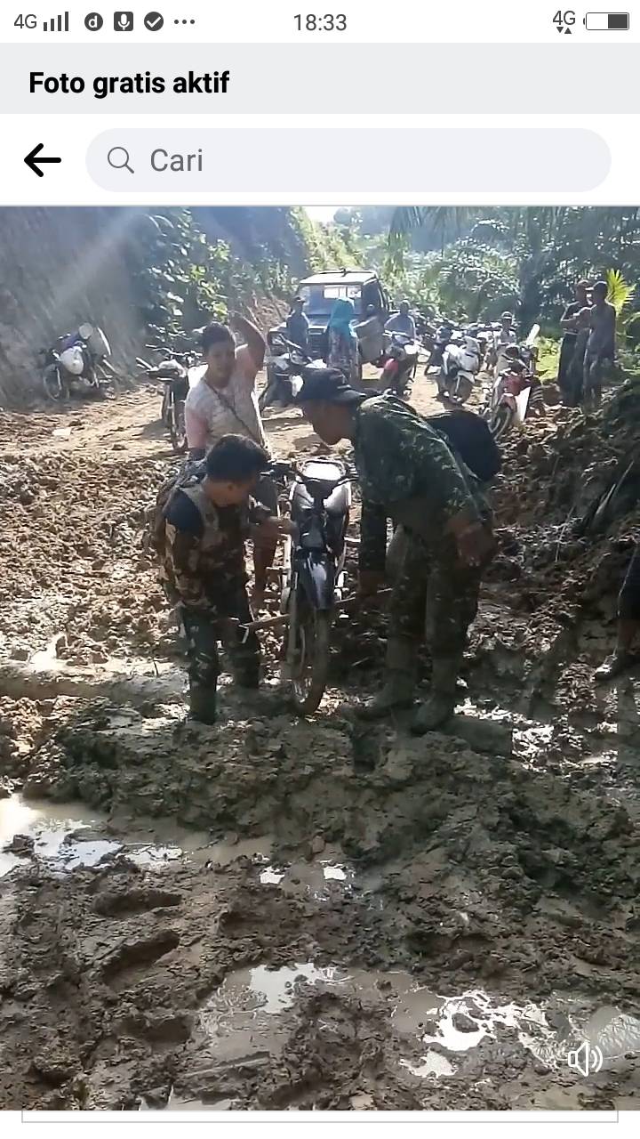 Kendaraan Warga Terjebak Lumpur, Satgas TMMD ke-111 Kodim 0204/DS Turun Tangan