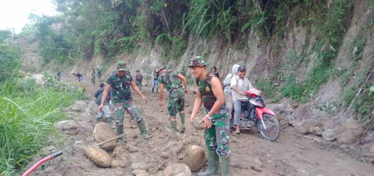 Komandan SST Satgas TMMD Kodim 0204/DS Pimpin Pengerasan Jalan