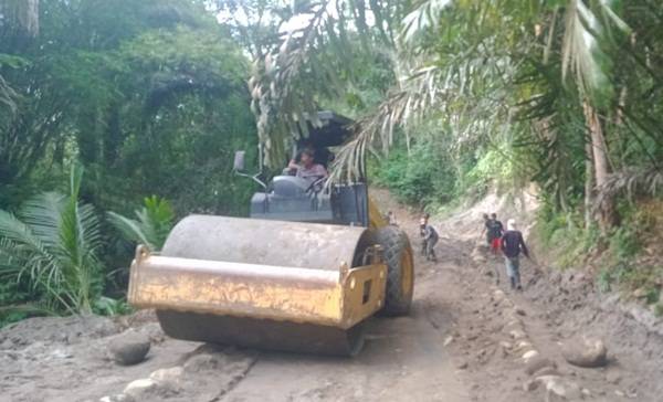 Keraskan Badan Jalan, Tandem Roller Hilir Mudik di Lokasi TMMD Kodim 0204/DS