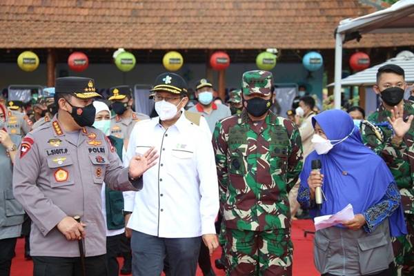 Panglima TNI, Kapolri serta Menkes Pantau Pelaksanaan Vaksinasi di Madiun