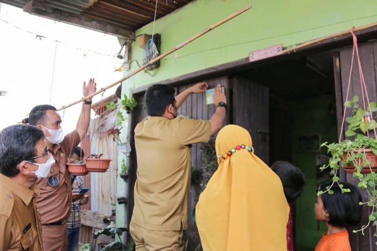 Datangi Langsung Rumah Warga, Bobby Nasution Pastikan Warga Miskin Terdata Sebagai Penerima Bantuan