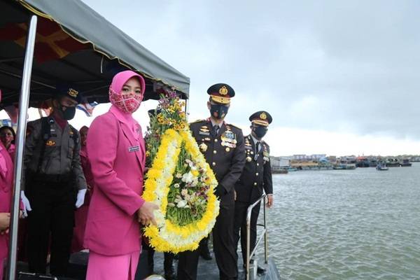 Di Tengah Guyuran Hujan, Waka Polda Sumut Gelar Larung Bunga di Laut Rangkaian HUT Bhayangkara