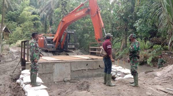TMMD ke-111 Kodim 0204/DS, Cegah Longsor, Beckhoe Excavator Urug Tebing Jalan
