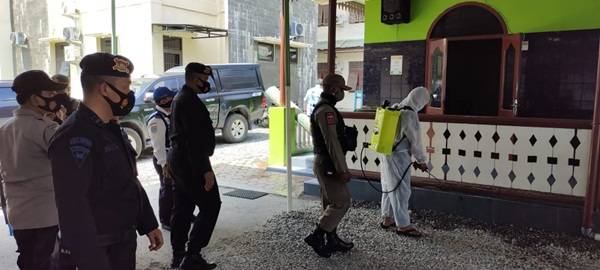 Brimob Poldasu Bagikan Masker Kepada Masyarakat Hendak Sholat Jumat