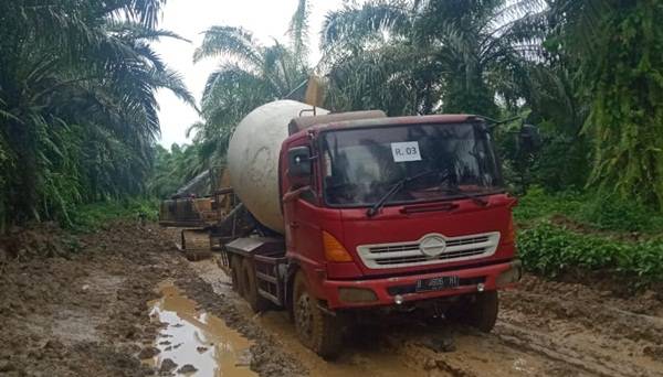 Backhoe Bantu Truk Molen Lewati Jalan Berlumpur di Lokasi TMMD Kodim 0204/DS