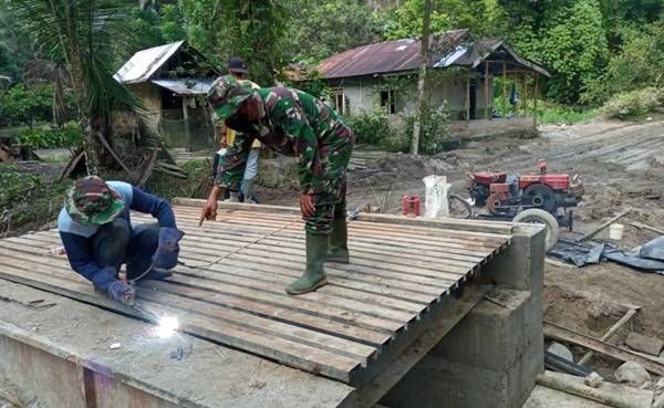 Danramil 12/BKH Cek Kualitas Jembatan TMMD 111 Kodim 0204/DS