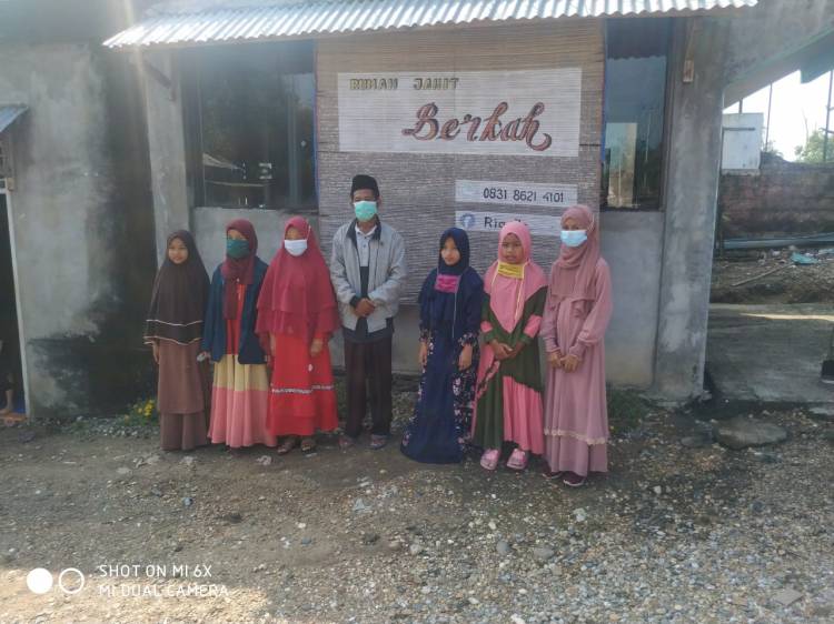 Pakai Rapat Adat, 6 Santriwati dari Suku Melayu Tua Belajar di Rumah Quran Milik UAS