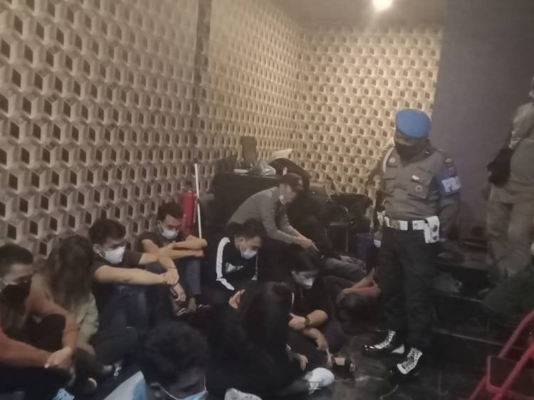 Terjadi Kerumunan | Polrestabes Medan Razia KTV Bos Que Jalan Adam Malik