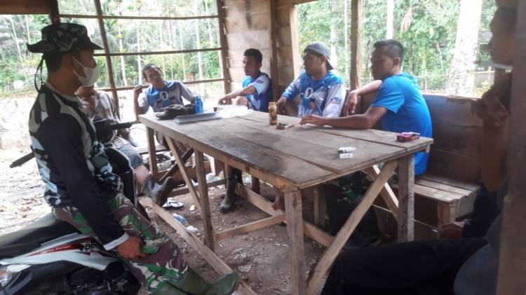 Anggota Satgas Lakukan Sosialisasi Mencegah Penyebaran Covid-19 Kepada Masyarakat