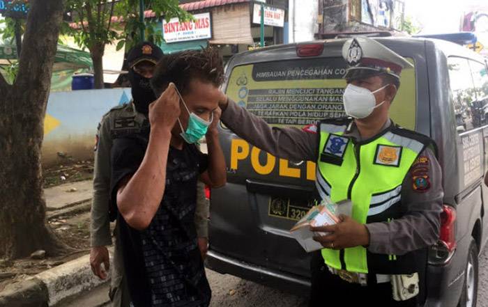 Tim Polsek Medan Helvetia Sosialisasi Prokes di Pajak Sei Kambing Medan