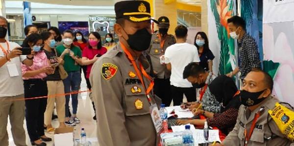 Kapolsek Medan Timur Tinjau Vaksinasi Massal Dalam Rangka Sambut HUT ke 75 Bhayangkara