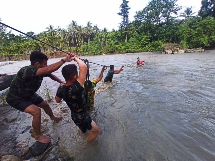 Akibat Air Sungai Meluap, TNI Bantu Seberangkan Masyarakat di Papua