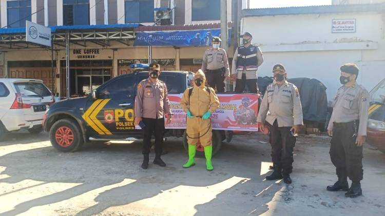 Sambut HUT Bhayangkara Ke 75 Polsek Perdagangan Gelar Penyemprotan Desinfektan Massal