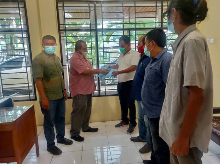 PWI Sumut Serahkan Kartu dan Sertifikat UKW Angkatan 31-34