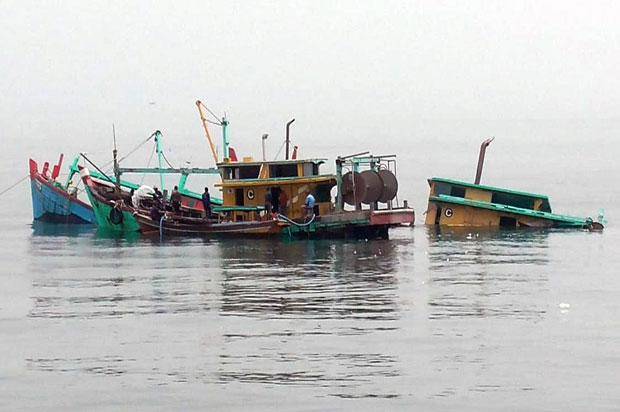 Kejaksaan Negeri Belawan Musnahkan 3 Kapal Asing Pencuri Ikan