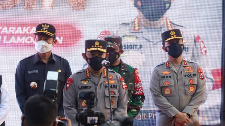 Panglima TNI dan Kapolri, Meninjau Vaksinasi Massal di Lamongan Jawa Timur