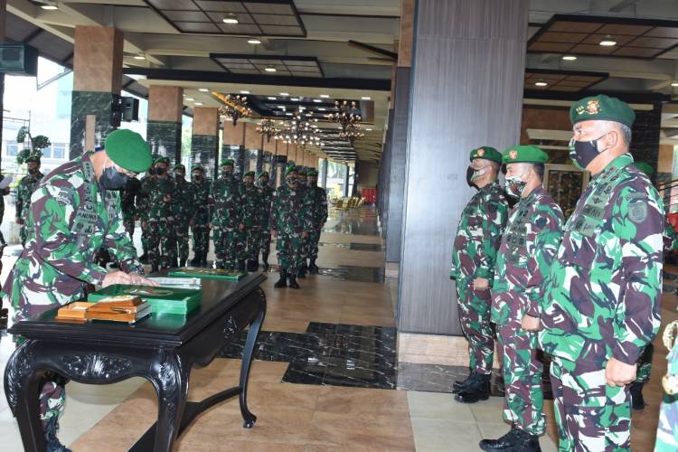 Bersama 5 Pejabat Teras TNI AD lainnya, Kasad Pimpin Sertijab Pangkostrad