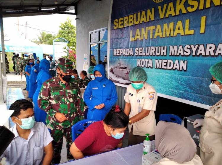 TNI AL - Lantamal I Laksanakan Pekan Serbuan Vaksinasi Kepada Masyarakat Maritim Kota Medan