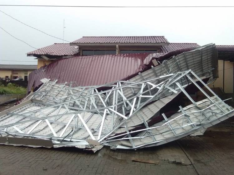 Angin Kencang, Timpa Rumah Wartawan dan Satu Anak Meninggal Dunia
