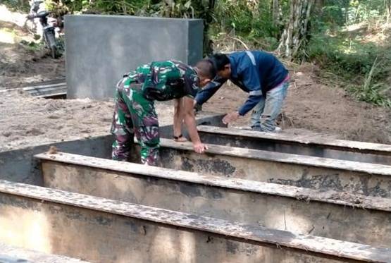 Gelagar Sudah Terpasang, Kini Satgas Merangkai Besi Lantai Jembatan TMMD