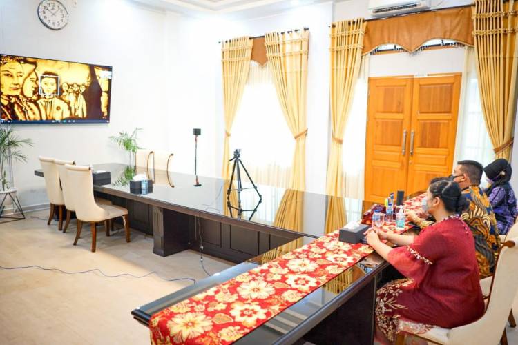 Wali Kota Medan Bersama Ketua TP PKK Kota Medan Menyaksikan Peluncuran RAN PAUD HI Tahun 2020-2024 Secara Virtual