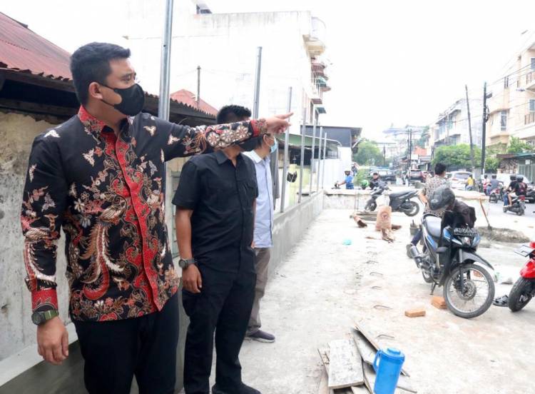 Wali Kota Medan Sidak Pembangunan Ilegal Tempat Parkir di Atas Parit