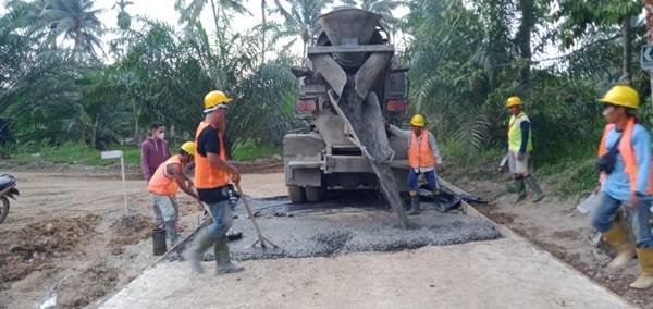 Satgas TMMD Kodim 0204/DS dan Warga Berjibaku Selesaikan Jalan Konstruksi Cor Beton