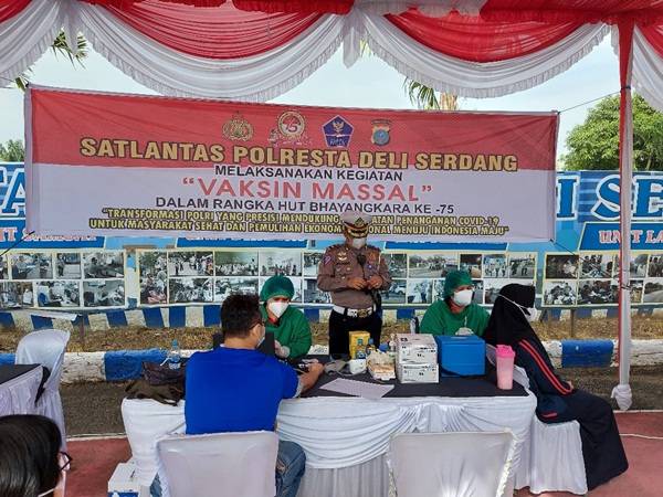 Kapolda Sumut Tinjau Vaksinasi Massal di Deliserdang