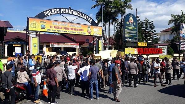 Demo di Mapolres Siantar, Ratusan Insan Pers Desak Polisi Tangkap Pelaku Pembunuhan Marsal