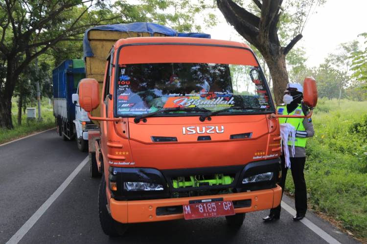 Berikan Masker dan Sembako di Bangkalan Sembari Berikan Edukasi 5M